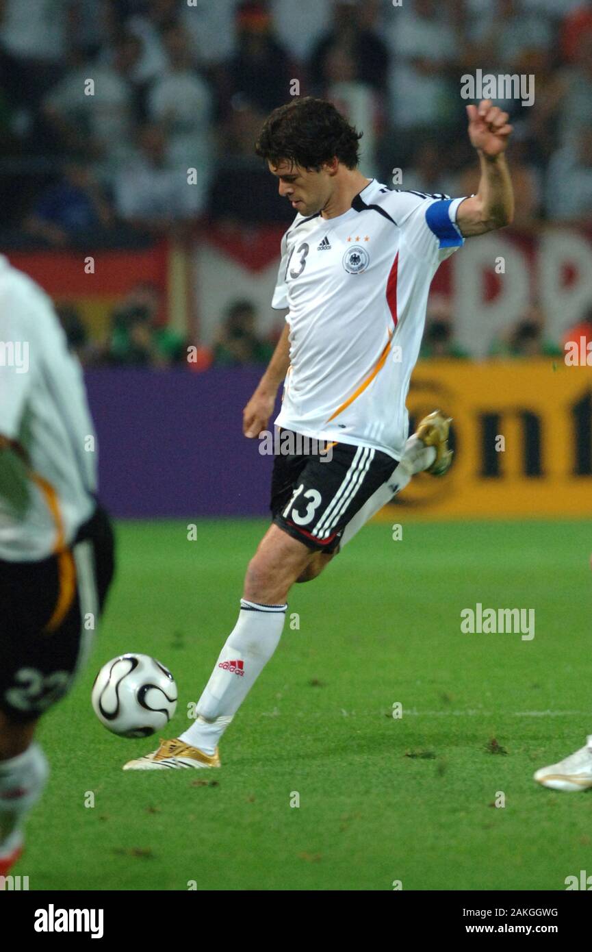 Dortmund Deutschland, vom 4. Juli 2006, FIFA WM Deutschland 2006, Germany-Italy Halbfinale im Westfalenstadion: Michael Ballack in Aktion während des Spiels Stockfoto