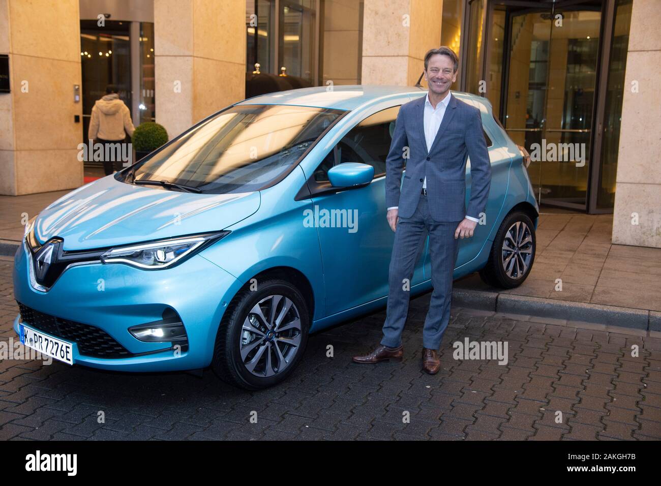 Düsseldorf, Deutschland. 08 Jan, 2020. Uwe HOCHGESCHURTZ, Manager, Vorstandsvorsitzender der Renault Deutschland AG, stellt vor der Renault ZOE, Elektroauto, Bilanzpressekonferenz der Renault Deutschland AG in Düsseldorf, 08.01.2020. | Verwendung der weltweiten Kredit: dpa/Alamy leben Nachrichten Stockfoto