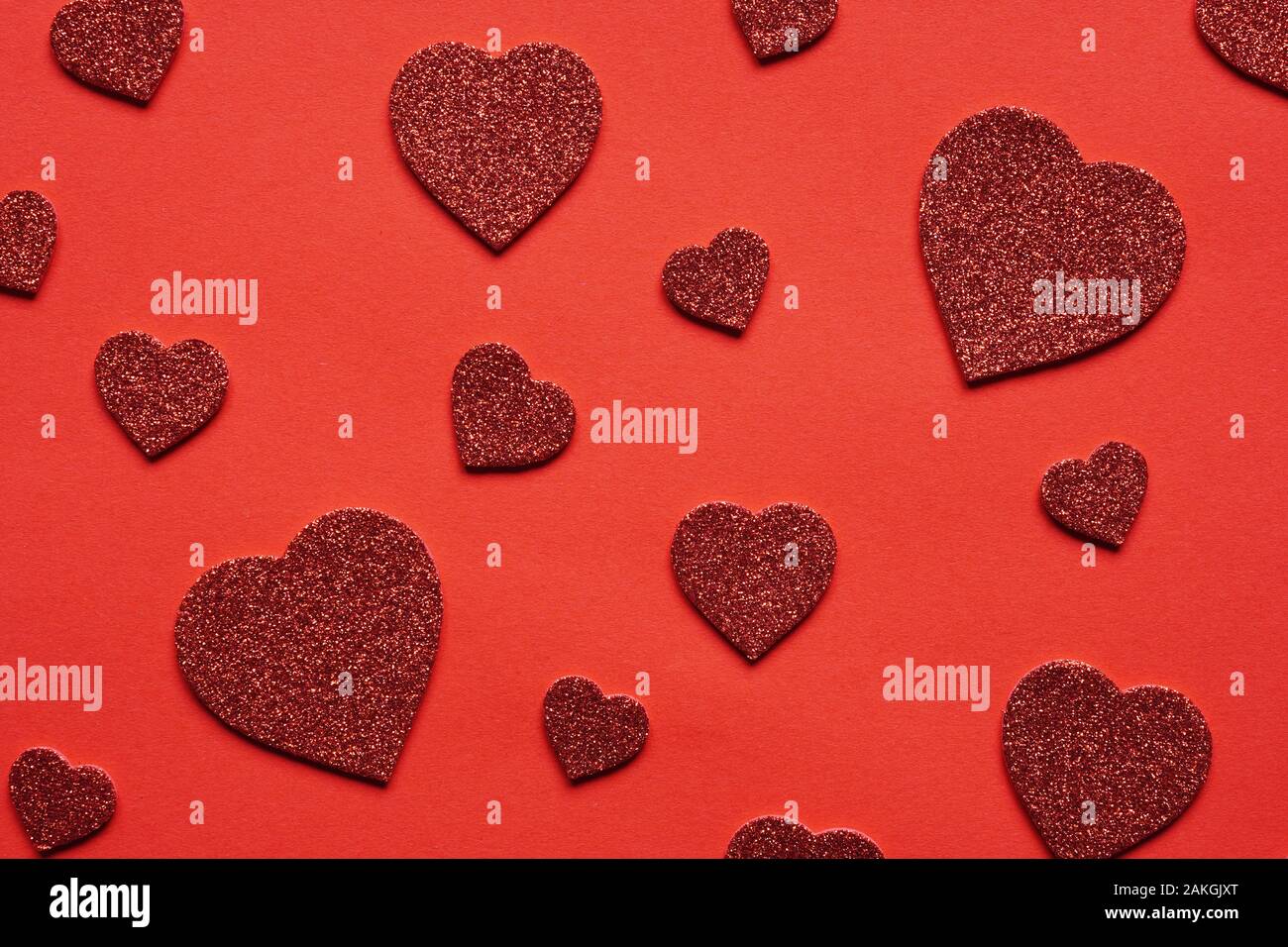 Liebe themed Roter Hintergrund mit Herzform Glitter Herz in verschiedenen Größen - Valentinstag Hochzeit oder Jubiläum Konzept Stockfoto