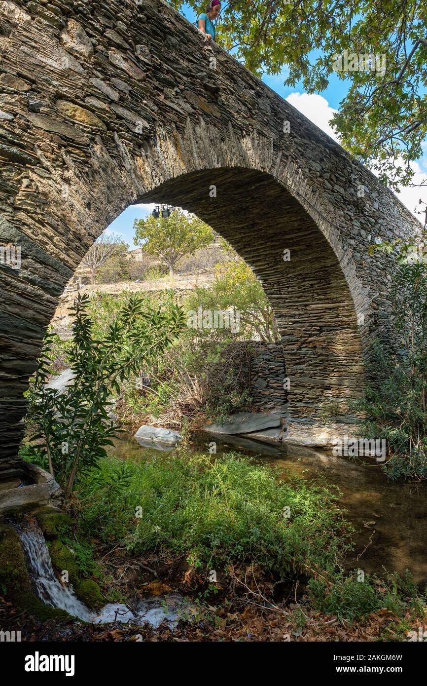 Griechenland, Kykladen Inseln, Insel Andros, Aladinou steinerne Brücke auf dem Wanderweg Nr. 18 zwischen Livadia und Vaconi Stockfoto