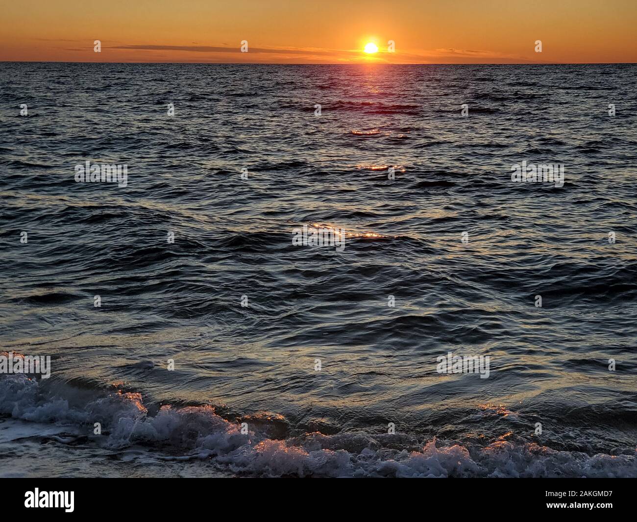 Perfekt brennenden Sonnenuntergang Himmel und Meer Horizont im Cilento in Süditalien, Natur Stockfoto