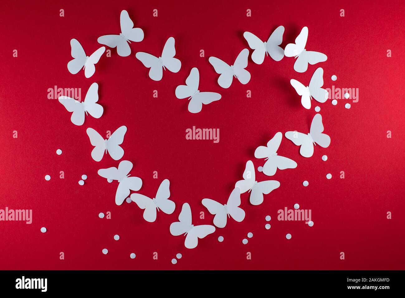 Rotes Herz Mit Schmetterlingen Fur Valentinstag Liebeskonzept Stockfotos Und Bilder Kaufen Alamy