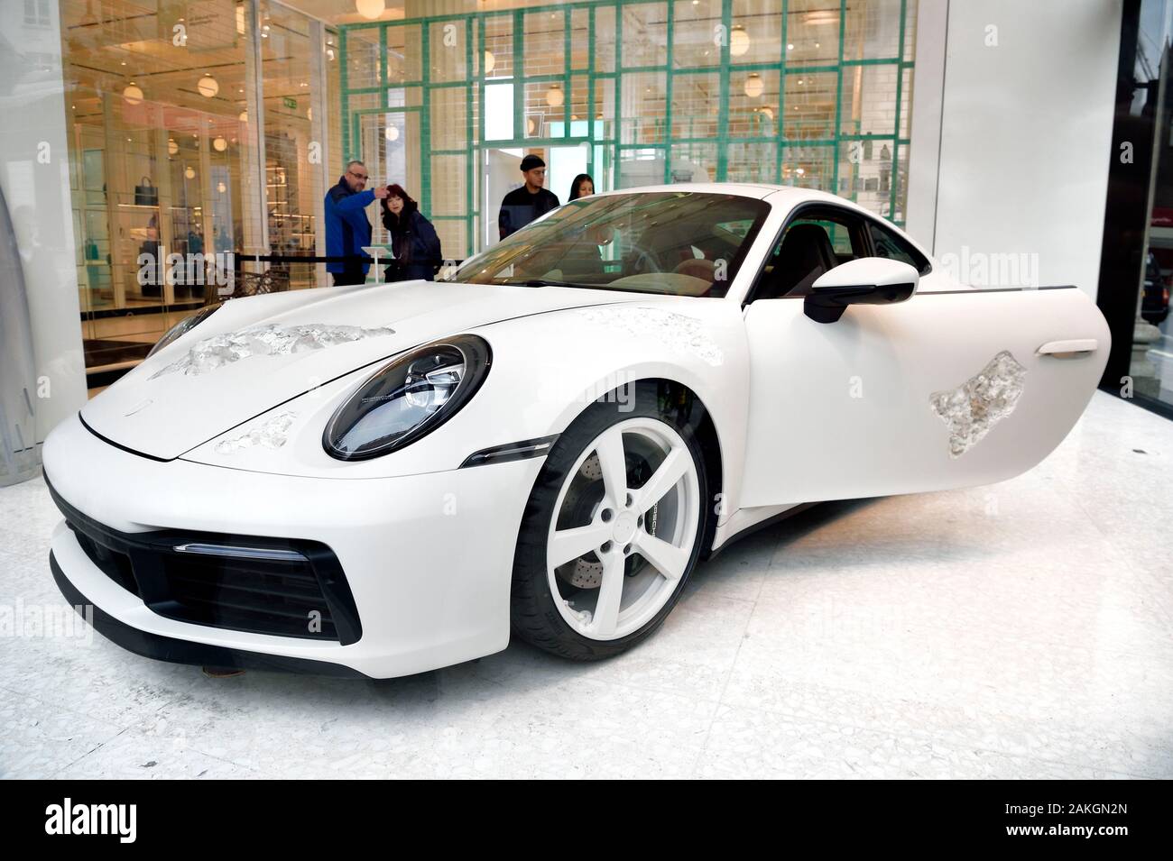 Vereinigtes Königreich, London, erodiert Porsche 911 de Daniel Arsham (2019) komplett fahrbereit bleibt und im Kaufhaus Selfridges Stockfoto