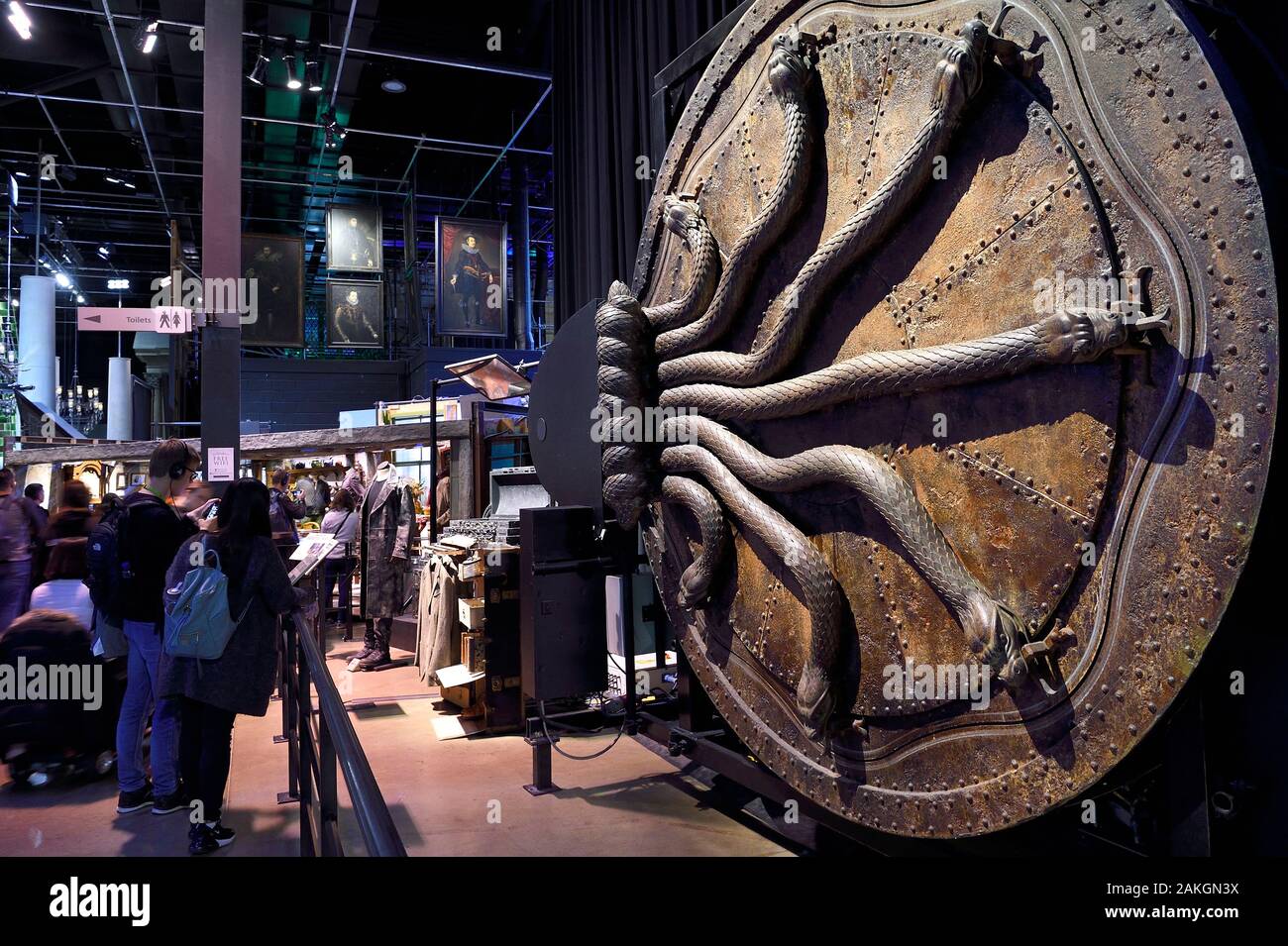 Tür zur Kammer des Schreckens am Harry Potter in Leavesden Studios, London,  UK Stockfotografie - Alamy