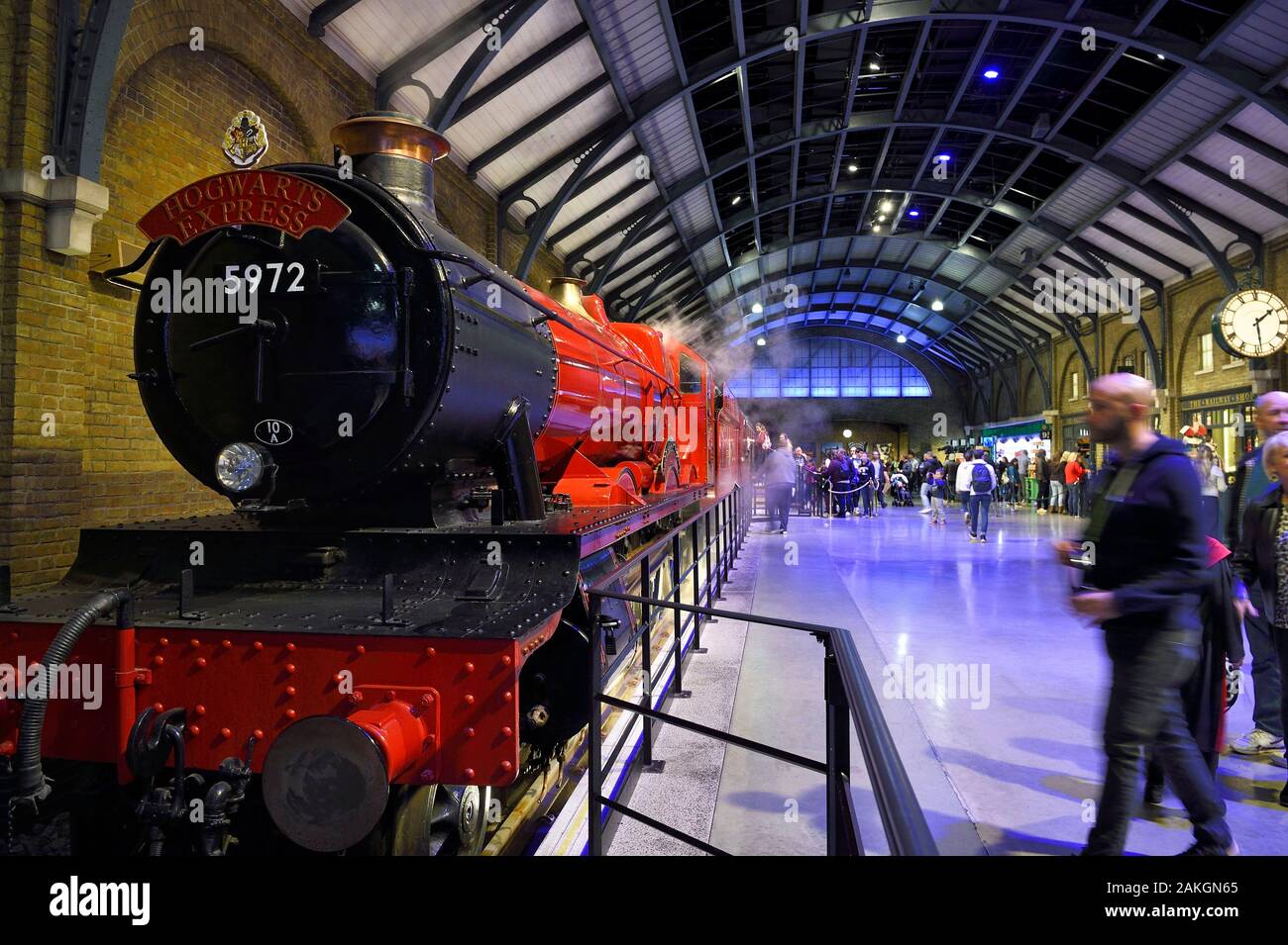 Vereinigtes Königreich, Hertfordshire, Leavesden, Leavesden Studios, Harry Potter Studio Tour London, der Schauplatz der acht Harry Potter Filmen "Making of, die 9 & # Xbe; Plattform und den Hogwarts Express Zug, der 5972 Olton Hall, ist ein Great Western Railway Hall klasse Lok Stockfoto