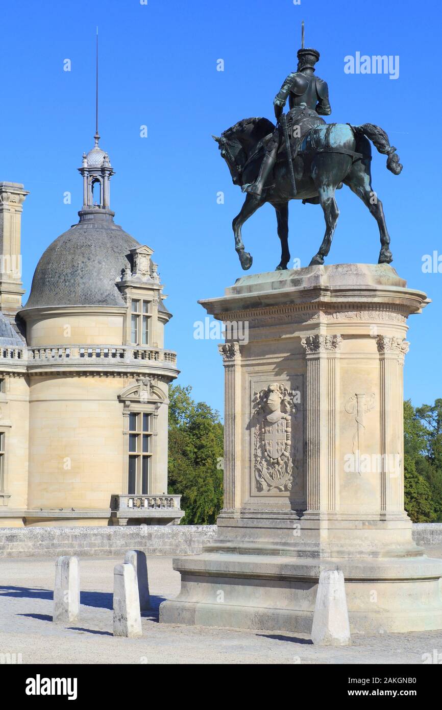 Frankreich, Oise, Chantilly, Domaine de Chantilly, Eintritt zum Schloss (19. Jh.) und das Reiterstandbild von Anne de Montmorency Stockfoto