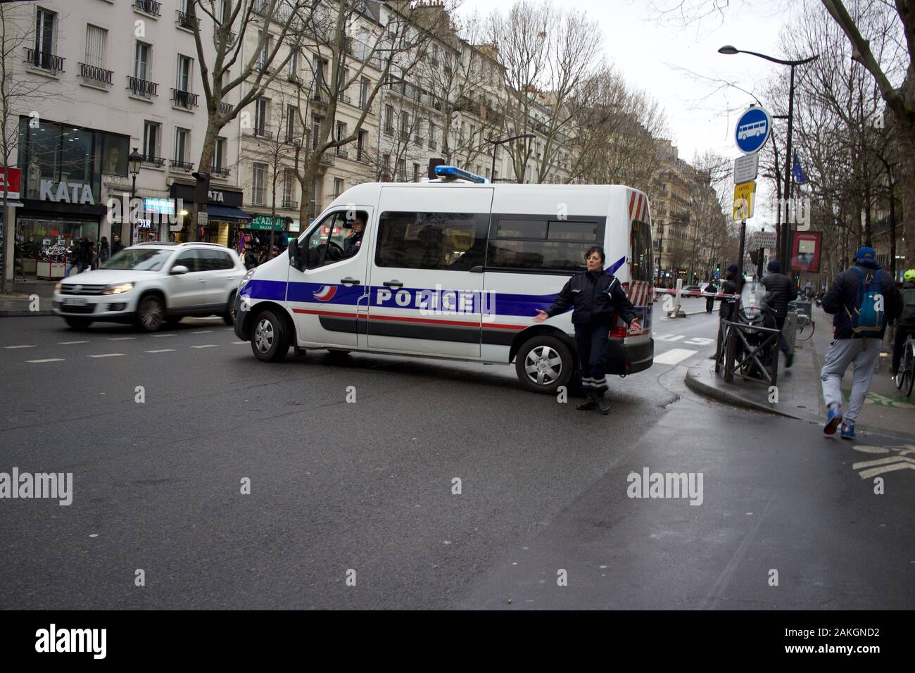 Die französische Polizeibeamte steht an ihrem Fahrzeug, während die Straße wegen der von der Regierung vorgeschlagenen Rentenreformen für den Verkehr gesperrt ist, was Streikaktionen hervorrief (la grève), Boulevard Barbès, 75018, Paris, Frankreich, 9. Januar 2020 Stockfoto