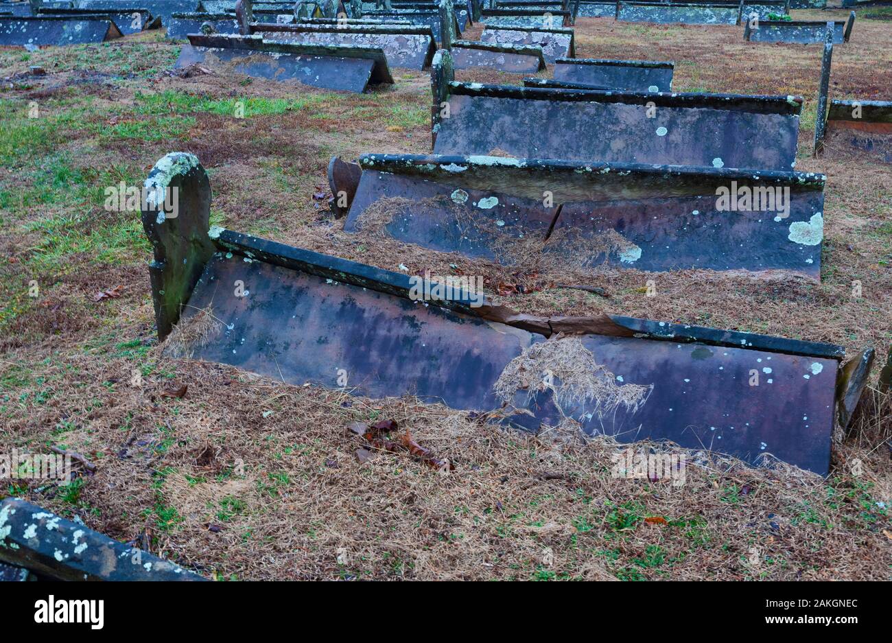 Sparta, Tennessee, USA - Dezember 29, 2019: Zelt Gräber der 1800 in Mt. Gilean Friedhof in Sparta, Tennessee an einem stürmischen Tag. Stockfoto