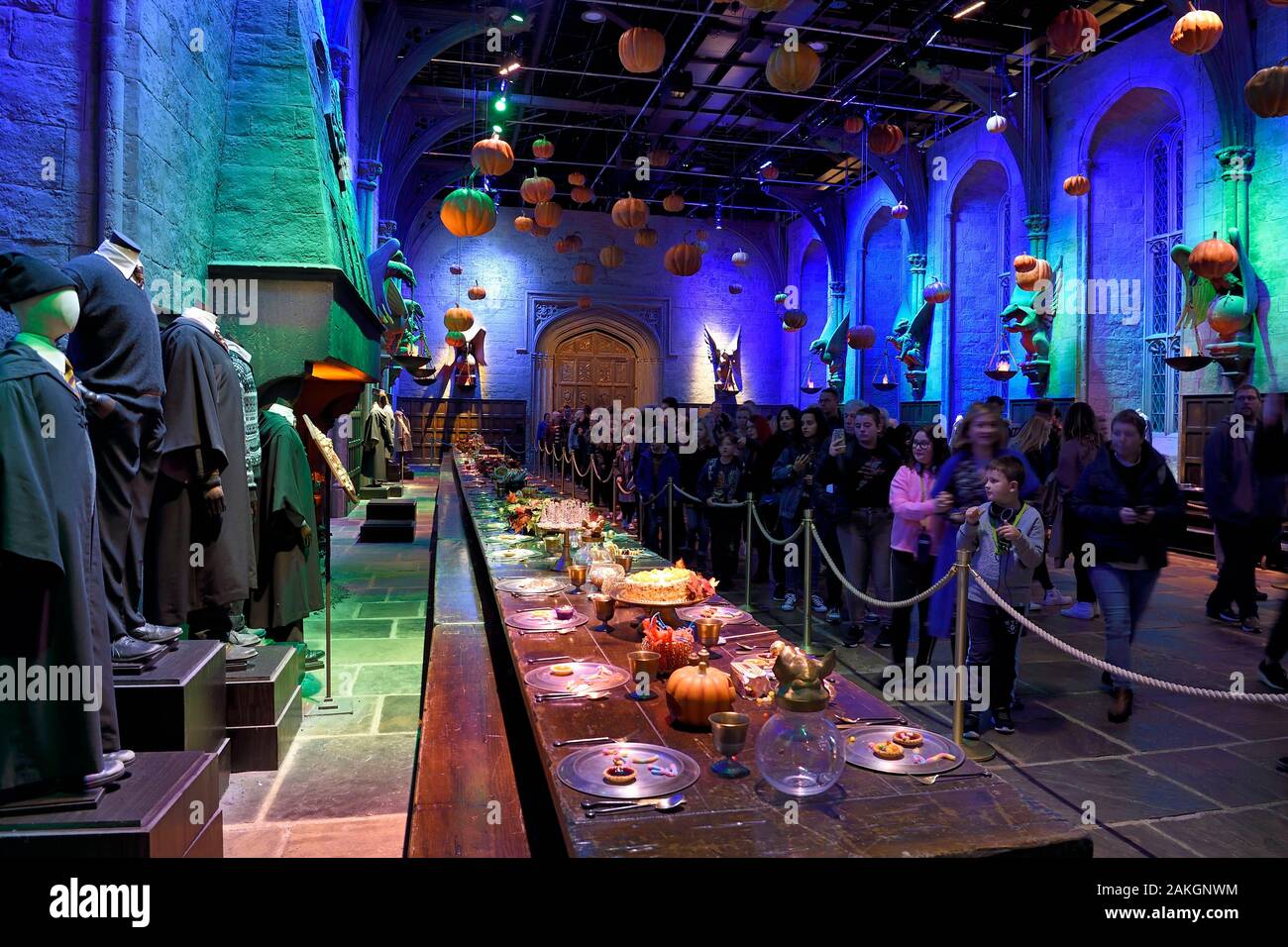 Vereinigtes Königreich, Hertfordshire, Leavesden, Leavesden Studios, Harry Potter Studio Tour London, der Schauplatz der acht Harry Potter Filmen "Making of, die große Halle in Hogwarts Schule mit über 100 handgeschnitzten floating Kürbisse für Halloween Stockfoto