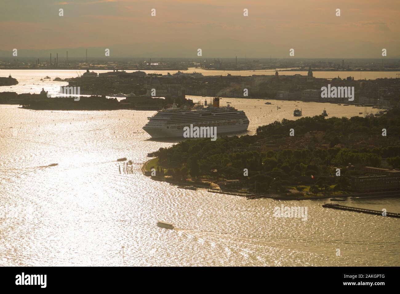 Italien, Veneto, Venedig, ein UNESCO Weltkulturerbe, Costa Cruises Schiff Fascinosa in den Grand Canal (Luftbild) Stockfoto