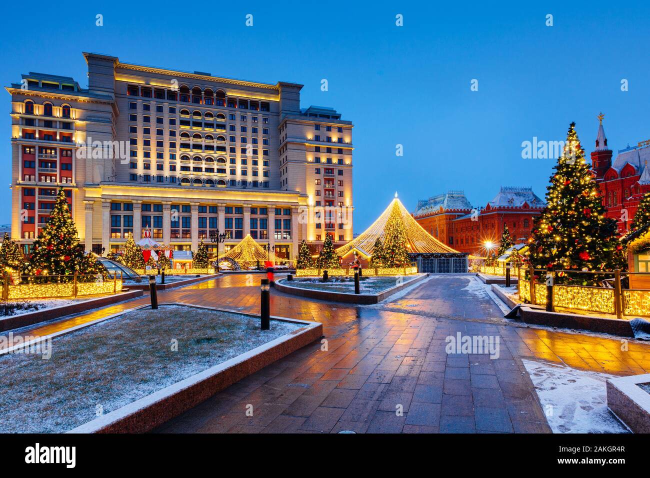 Das Staatliche Historische Museum und der Moskwa Hotel mit Weihnachtsschmuck im Vordergrund, Moskau, Russland Stockfoto