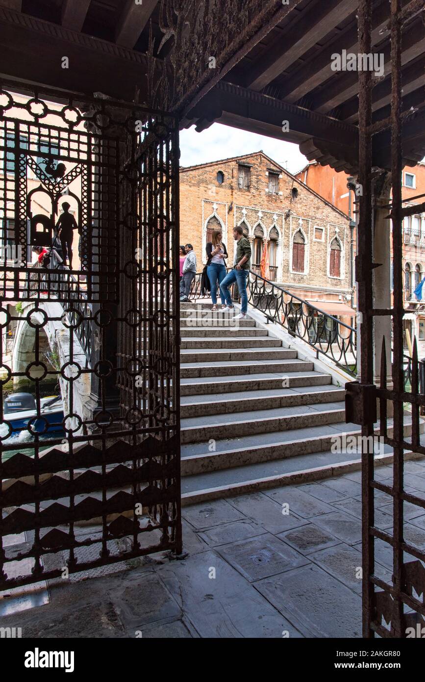 Italien, Veneto, Venedig, Murano, Raster von Linea Murano Glas Kunst- und Fußgängerbrücke am Rio de Vetrai Stockfoto