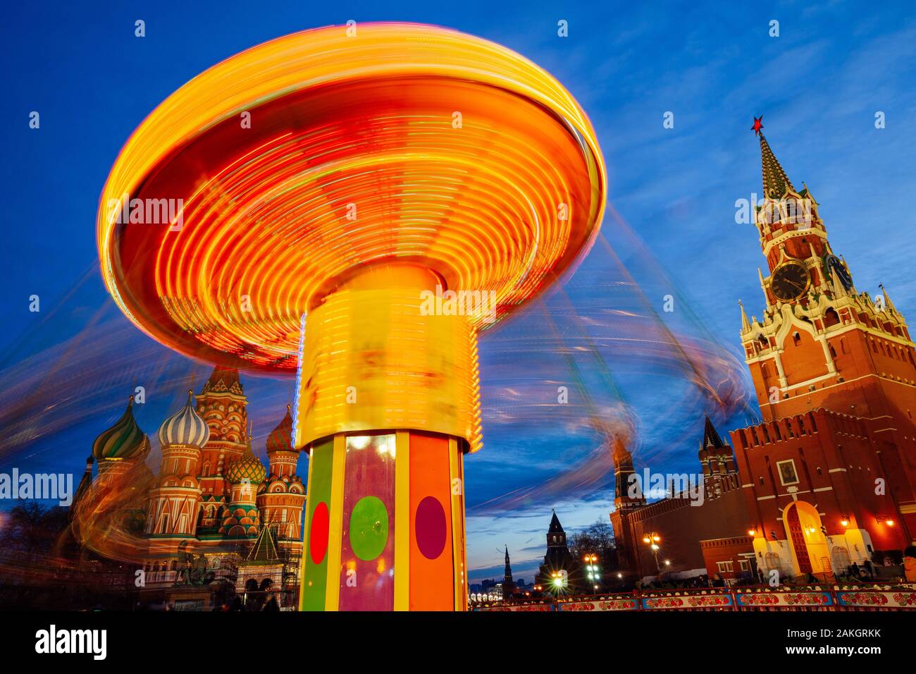 Weihnachten Karussell auf dem Roten Platz in der Dämmerung, Moskau, Russland Stockfoto