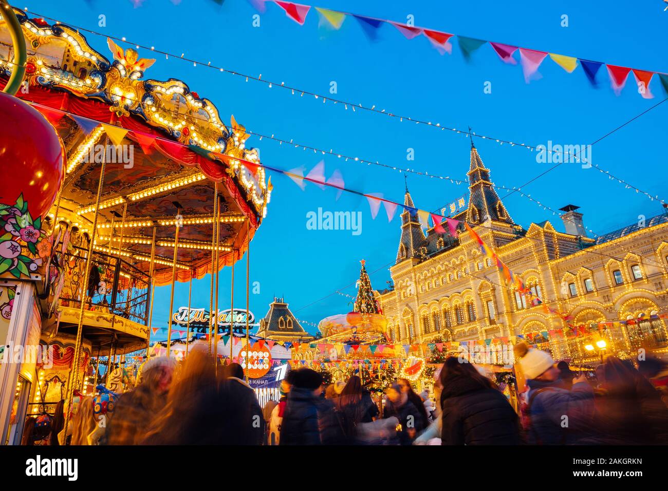 Weihnachtsmarkt auf dem Roten Platz mit Gummi Gebäude im Hintergrund, Moskau, Russland Stockfoto