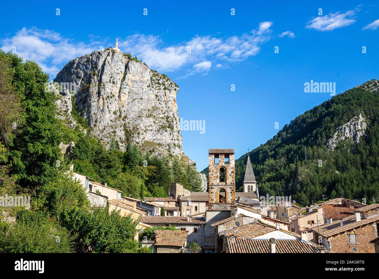 Frankreich, Alpes-de-Haute-Provence, Saint-Martin-de-Brômes, Seyne, die Website von Roc mit an der Spitze der Kapelle Notre-Dame du Roc, die Kirche Saint Victor und Sacré Coeur Kirche im Hintergrund Stockfoto