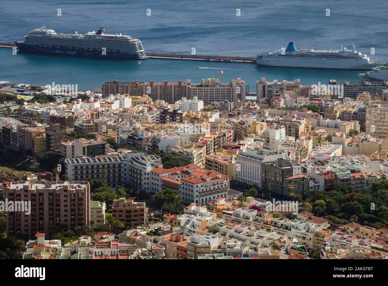 Spanien, Kanarische Inseln, Teneriffa, Santa Cruz de Tenerife, erhöhten Blick auf Stadt und Hafen Stockfoto