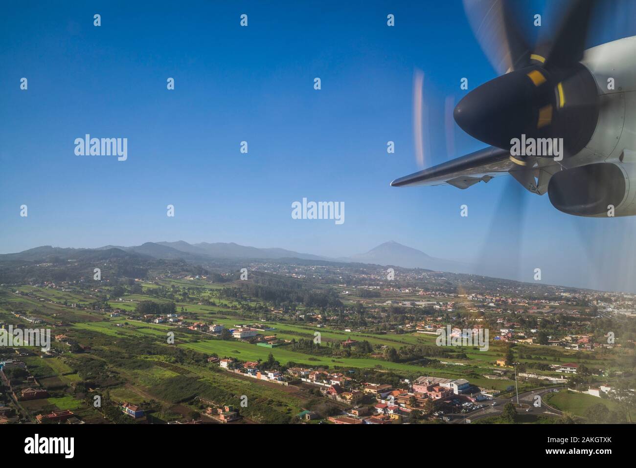 Spanien, Kanarische Inseln, Teneriffa, Luftaufnahme von Propeller-driver Airliner Stockfoto