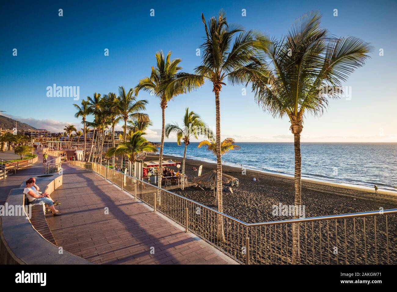 Spanien, Kanarische Inseln, La Palma, Puerto Naos, resort Town Beach Promenade Stockfoto