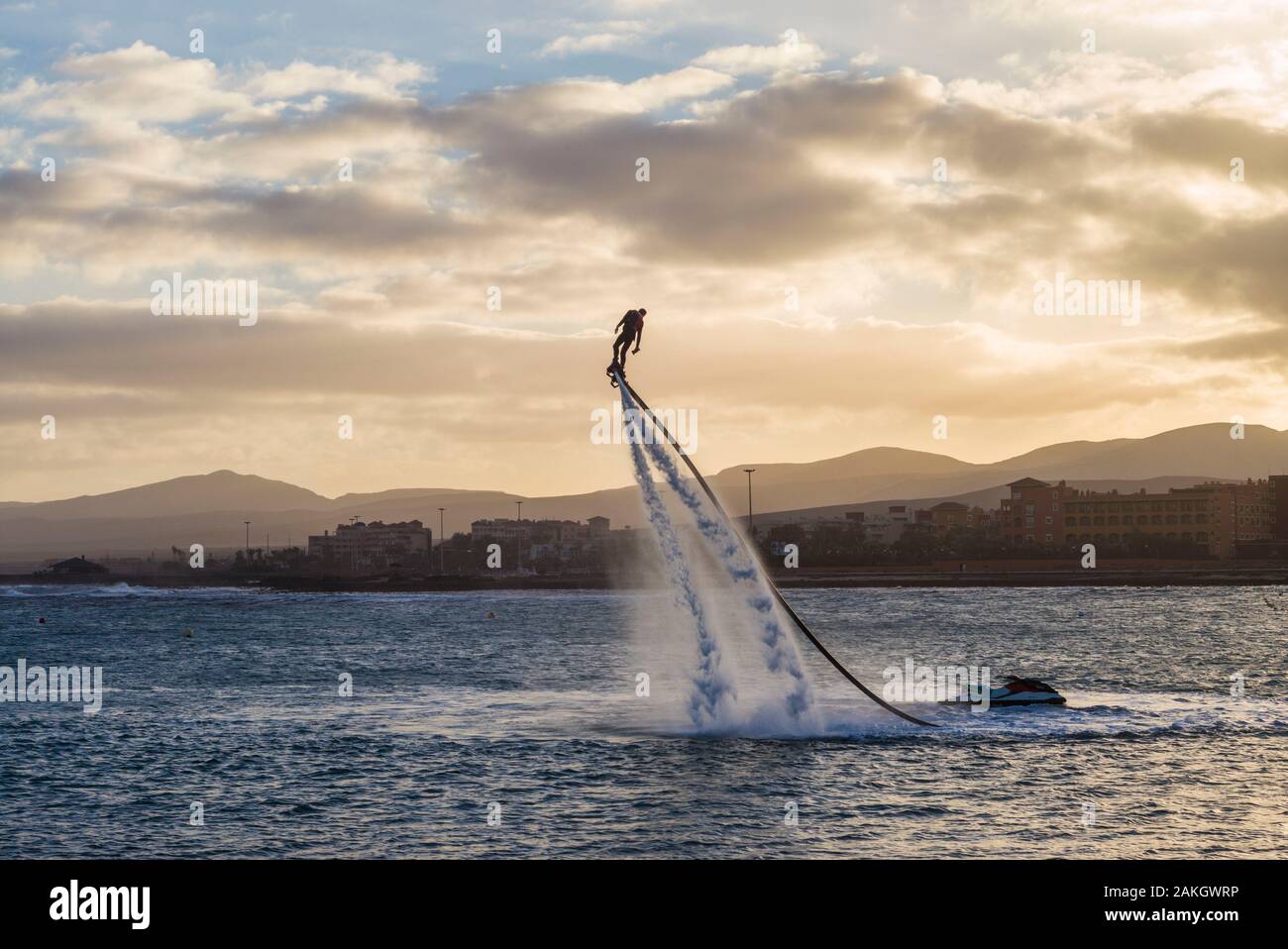 Spanien, Kanarische Inseln, Fuerteventura, Caleta de Fuste, Mann mit Wasser angetriebene Jet Pack Stockfoto