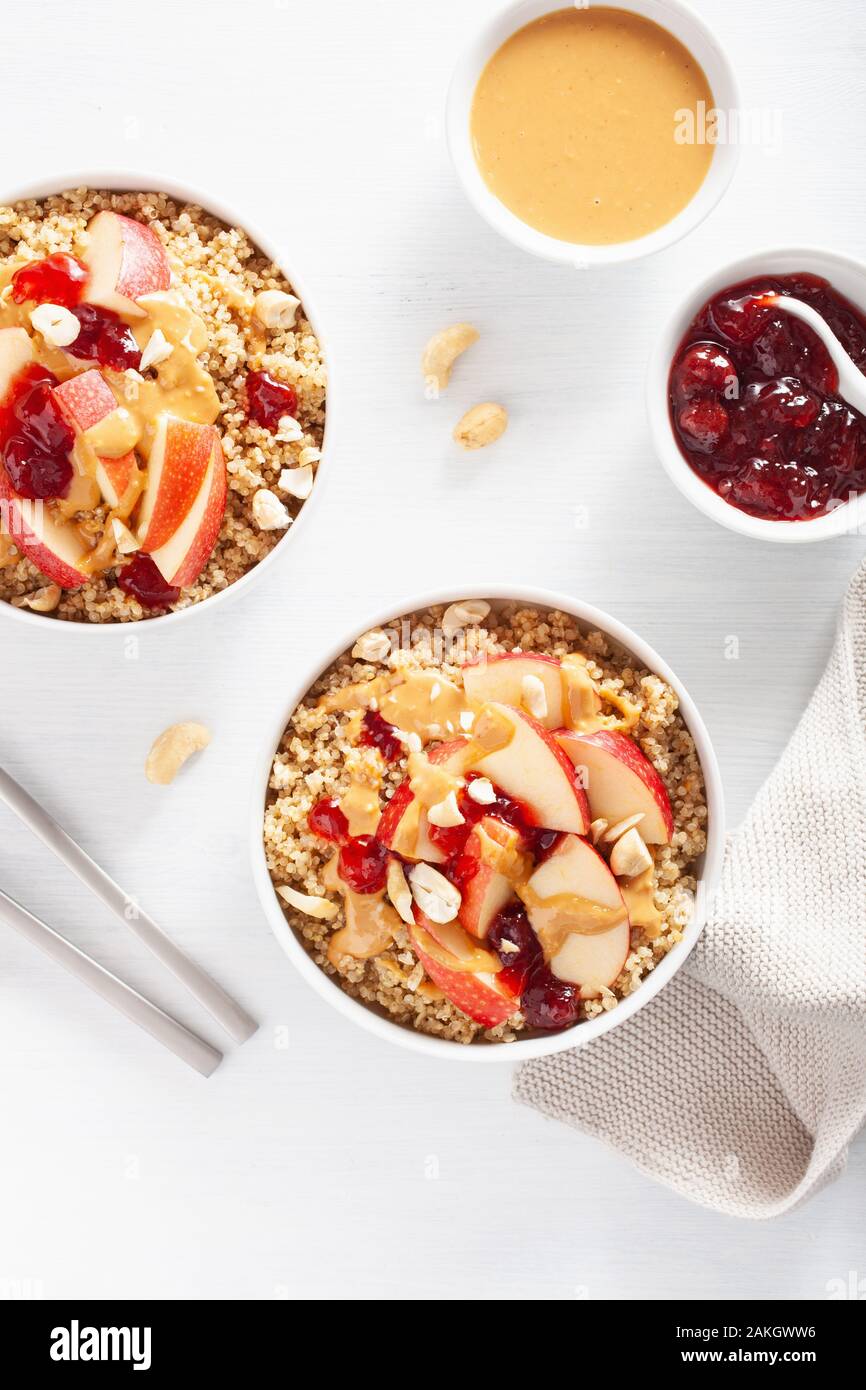 Apple Erdnussbutter quinoa Schüssel mit Marmelade und Cashew für gesundes Frühstück Stockfoto