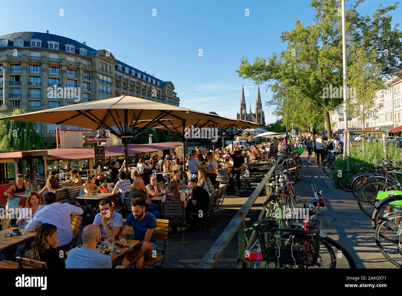 Frankreich, Bas-Rhin, Straßburg, Altstadt Weltkulturerbe der UNESCO, Cafés Boote am Quai des Bateliers an den Ufern der Ill und Saint-Paul-Kirche im Hintergrund Stockfoto