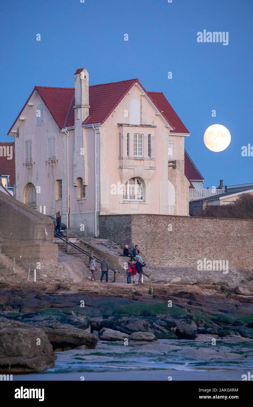 Frankreich, Pas de Calais, Boulogne-sur-Mer, Vollmond zwischen 2 Villen, die in der Dämmerung erscheint Stockfoto