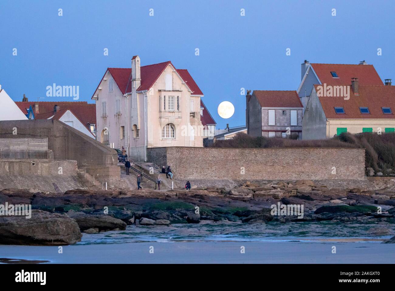 Frankreich, Pas de Calais, Boulogne-sur-Mer, Vollmond zwischen 2 Villen, die in der Dämmerung erscheint Stockfoto