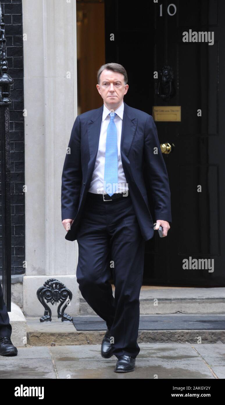 Die Rt Hon Lord Mandelson ersten Staatssekretär für Wirtschaft, Innovation und Qualifikation und Herr Präsident des Rates, die außerordentliche Kabinettssitzung in Downing Street im Jahr 2009. Stockfoto