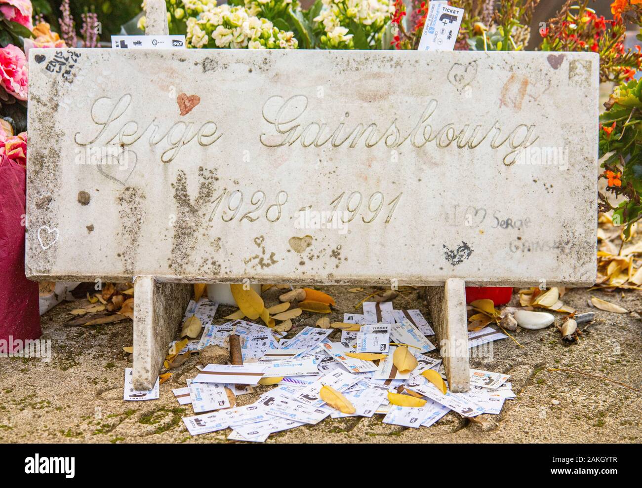 Frankreich, Paris, der Friedhof Montparnasse im Herbst, das Grab von Serge Gainsbourg Stockfoto