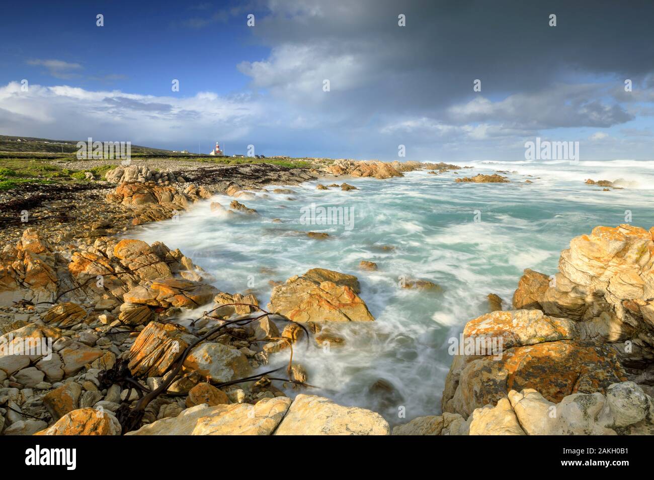 Südafrika, Western Cape, felsigen Küste von Kap Aghulas, wo der Indische Ozean der Atlantische Ozean trifft Stockfoto