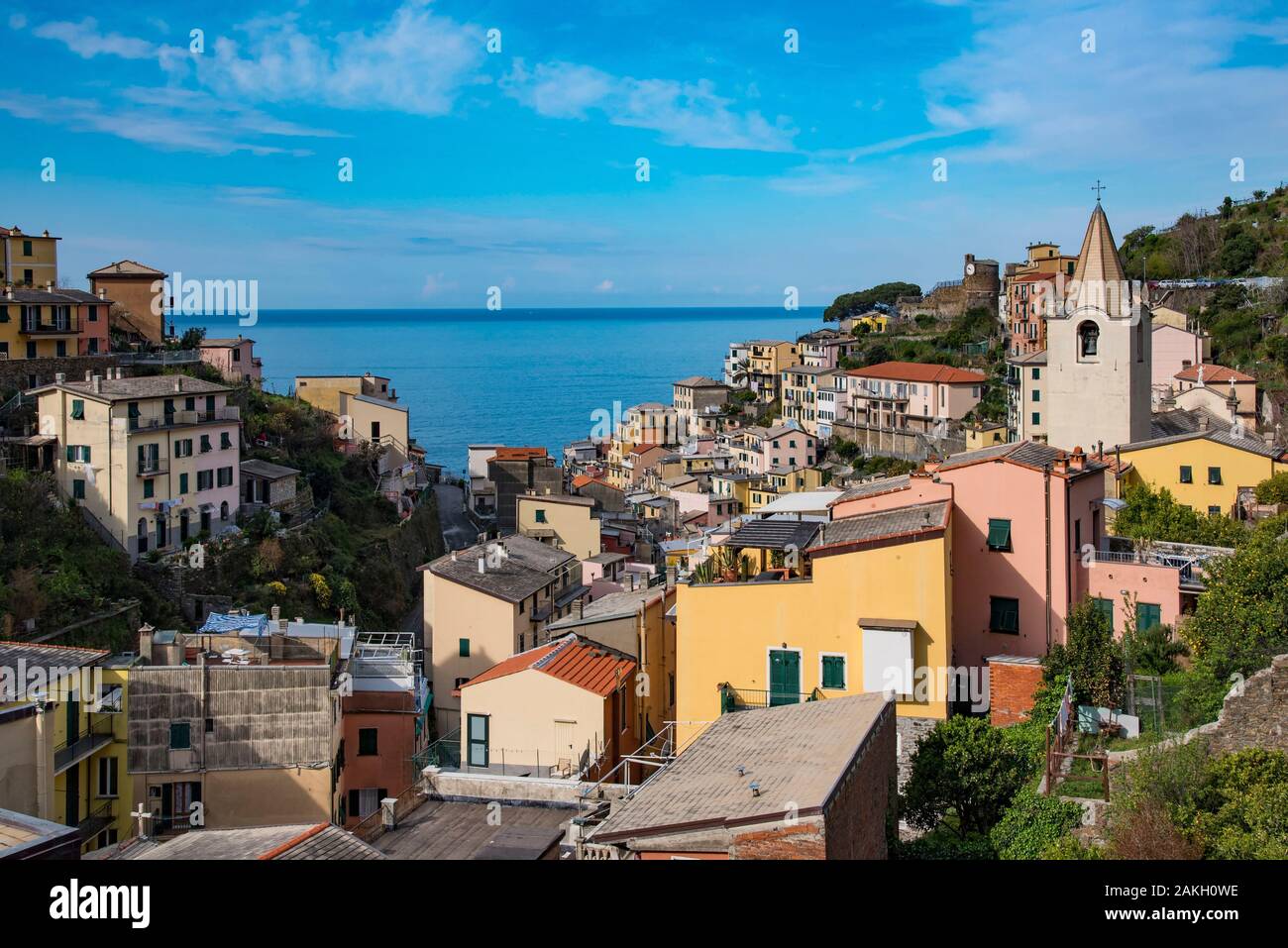 Italien, Ligurien, fünf Land Nationalpark, Riomaggiore Dorfkirche und das Mittelmeer. Stockfoto