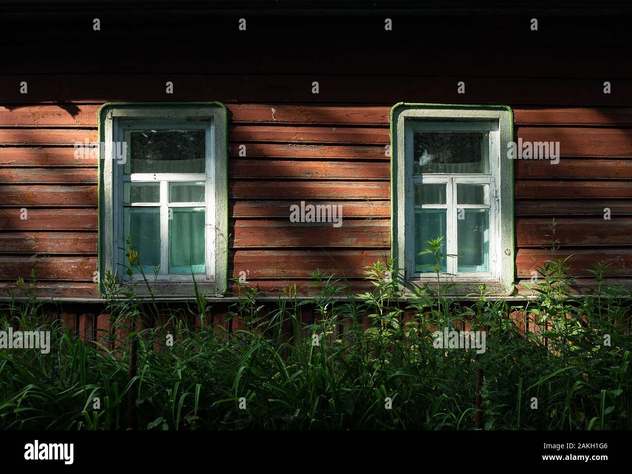 Windows eines alten Hauses in einem ukrainischen Dorf Stockfoto