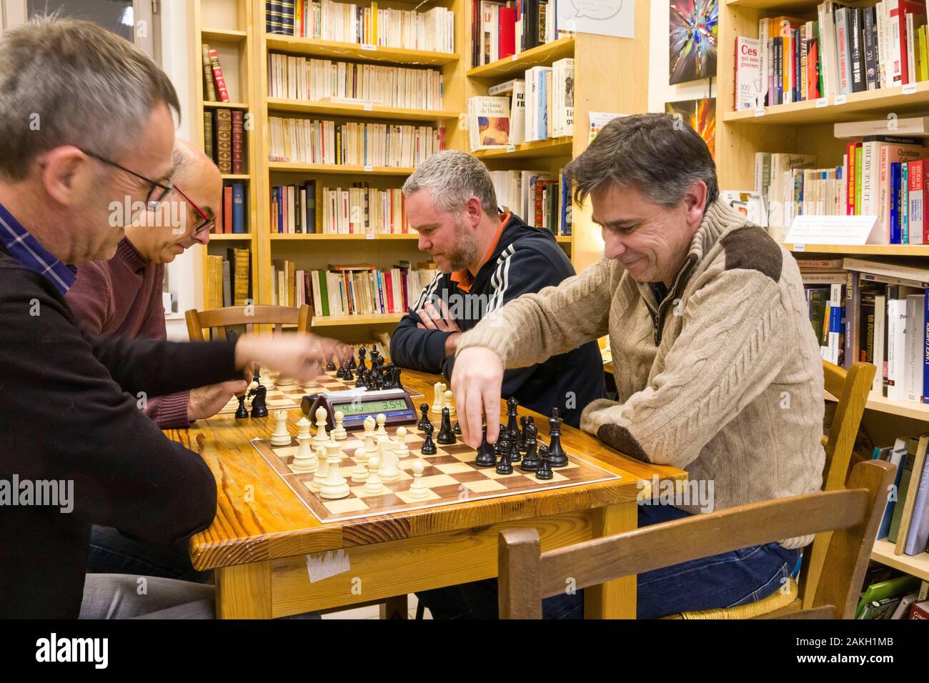 Frankreich, Indre et Loire, Montlouis-sur-Loire, Le Conciliabule, assoziative Bar, Cafe Buchhandlung, Schachspieler Stockfoto