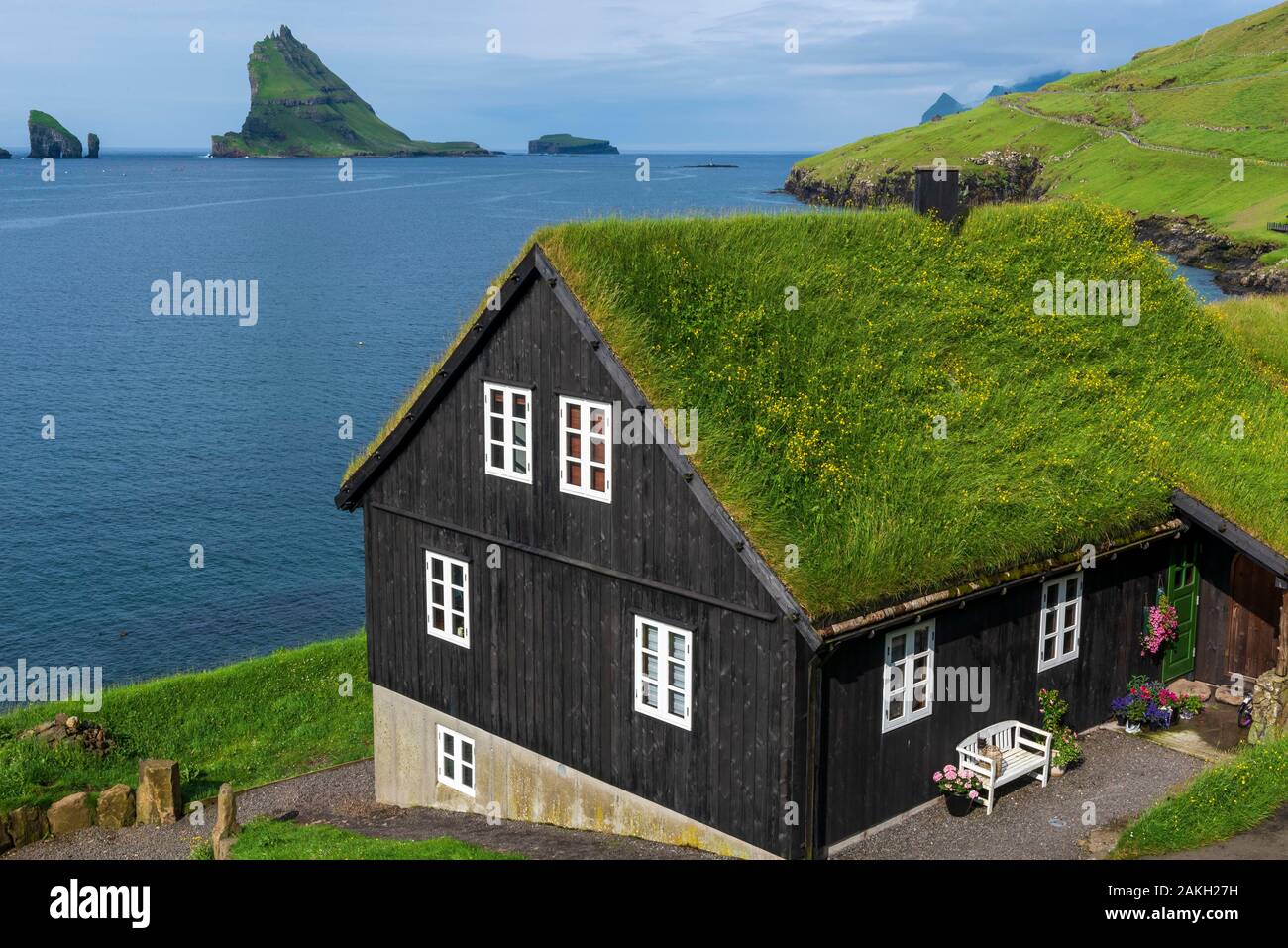 Dänemark, Färöer Inseln, Vagar Insel, Bour Dorf, Haus und Tindholmur Insel im Hintergrund Stockfoto