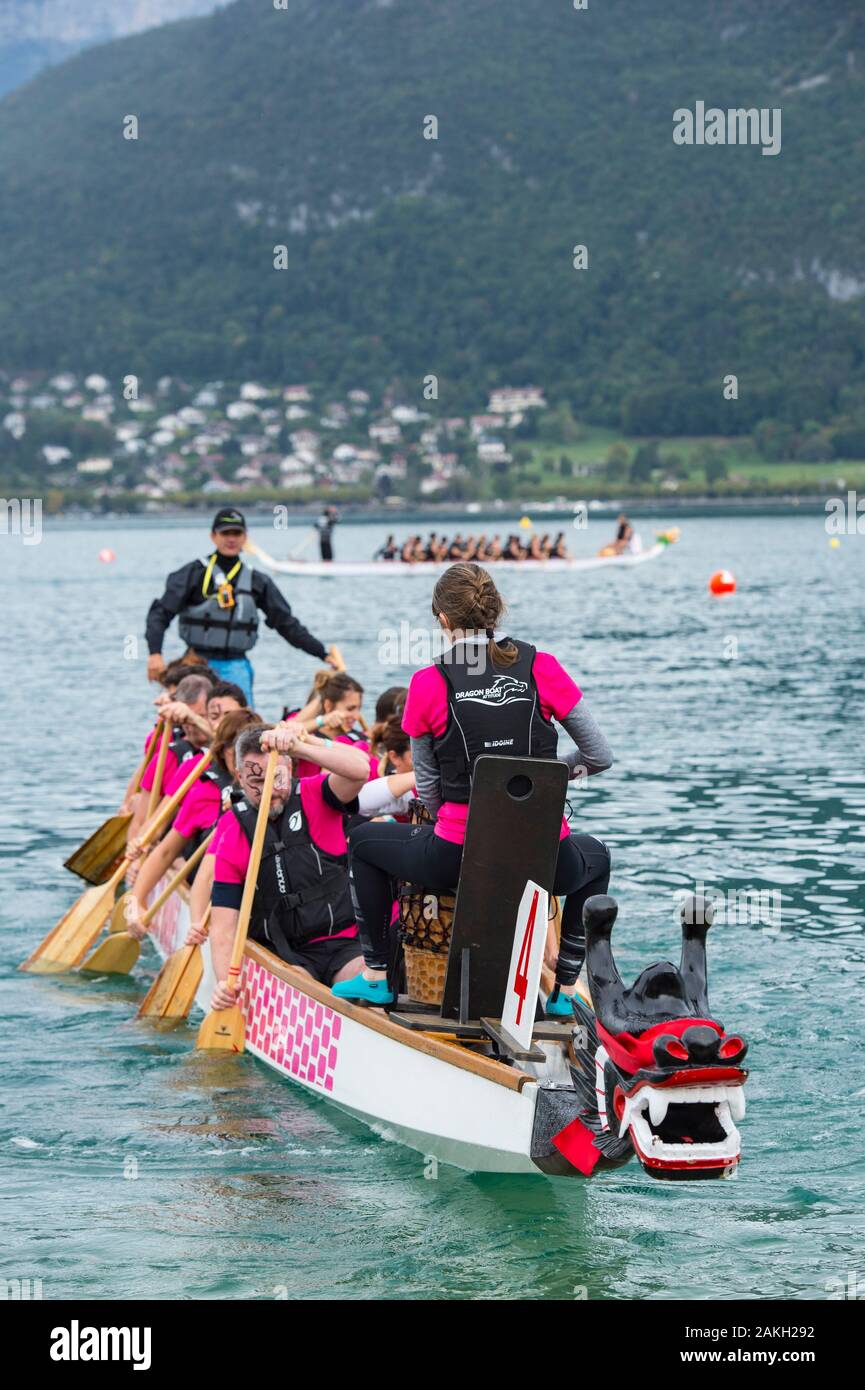 Frankreich, Haute Savoie, Annecy, freundlich Drachenboot Wettbewerb auf dem See, eine Erwärmung team Stockfoto