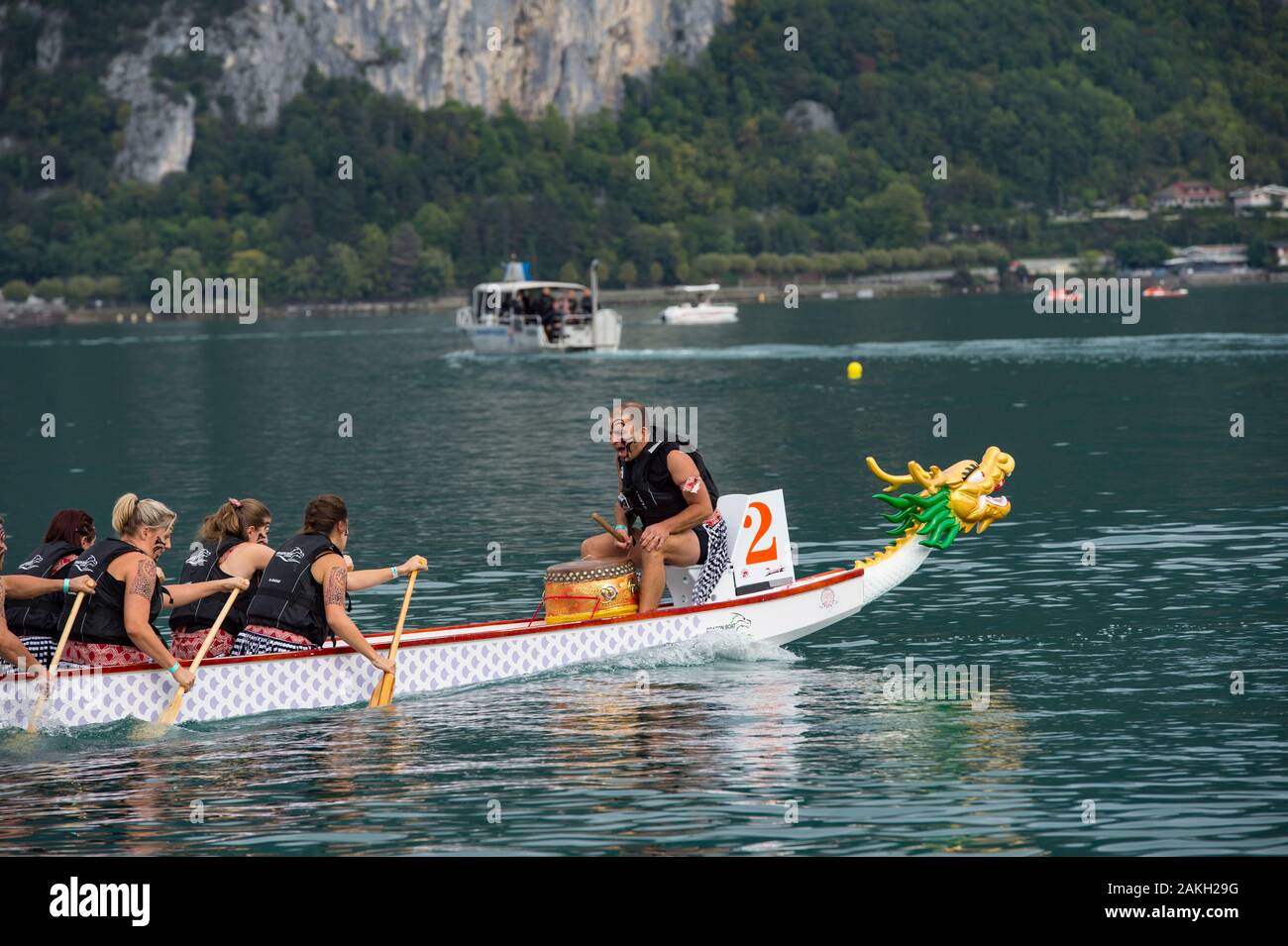 Frankreich, Haute Savoie, Annecy, freundlich Drachenboot Wettbewerb auf dem See, Boot im Wettbewerb, die Mannschaften, die Zeile mit dem Rhythmus der Trommel Stockfoto
