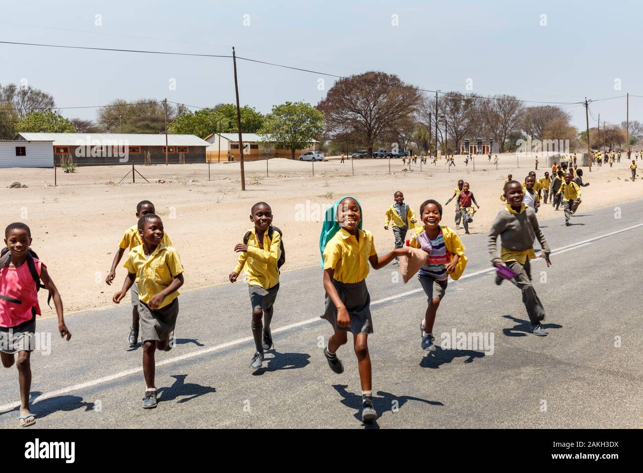 Namibia, Caprivi Provinz, Divundu, Schüler verlassen die Schule Stockfoto