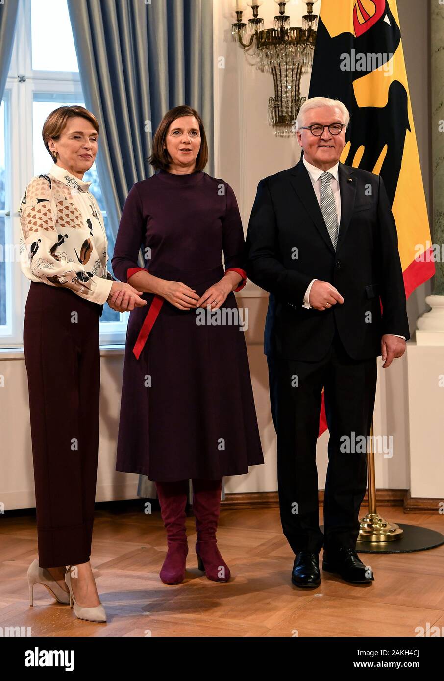 Berlin, Deutschland. 09 Jan, 2020. Katrin Göring-Eckardt (m), Fraktionsvorsitzende im Bundestag von Buendnis 90/Die Gruenen, von Bundespräsident Dr. Frank-Walter Steinmeier und seine Frau Elke Büdenbender auf dem Neujahrsempfang in Schloss Bellevue begrüßt wird. Quelle: Britta Pedersen/dpa-Zentralbild/dpa/Alamy leben Nachrichten Stockfoto