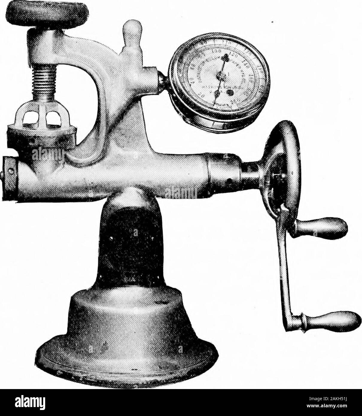 Chemie der Zellstoff- und Papierherstellung. Fio. 51. Mullen Tester. Abb. 52. Distrikt von Columbia Papier Tester 4 o 6 PAPIER TESTEN t^pe, in das das Papier gegen eine Gummimembran, durch die der Druck auf eine kreisförmige Fläche von Thepaper Messung an einem quadratzoll angewendet wird eingespannt ist. Die Mullen Tester, Abb. 51, und der Distrikt von Columbia Papier Tester. Abb. 52, sind der thehydrauKc Typ. Die zweite Art der Berstfestigkeit apparatusis der Feder betrieben Metallkolben Design, in das Thepaper zwischen Restringe, durch die ein springoperated Kolben gezwungen ist eingespannt ist. Die ashcroft Tester Stockfoto