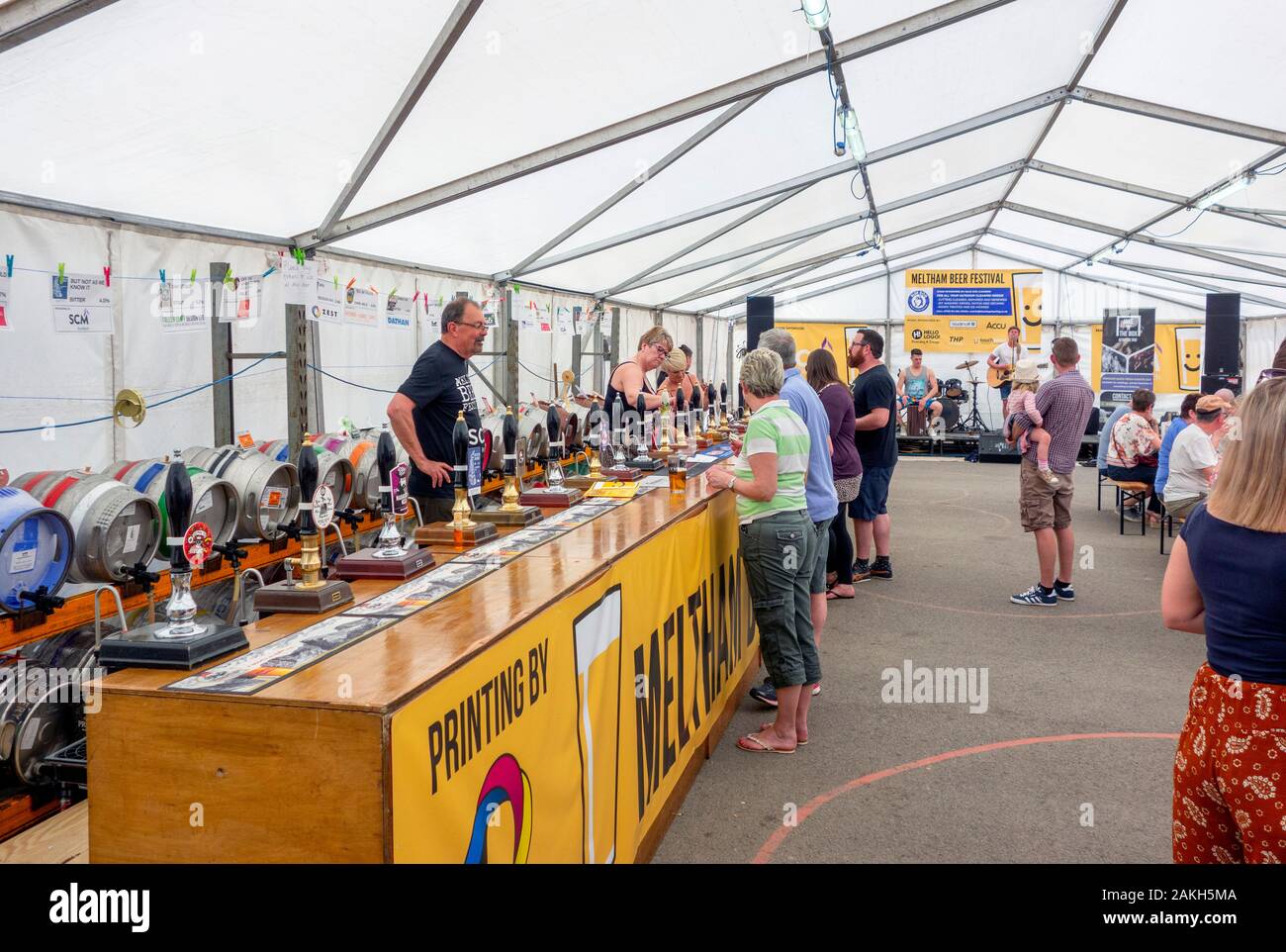 Bierzelt am Meltham Bier Festival im April 2019, Meltham, Holmfirth, West Yorkshire, England, Großbritannien Stockfoto