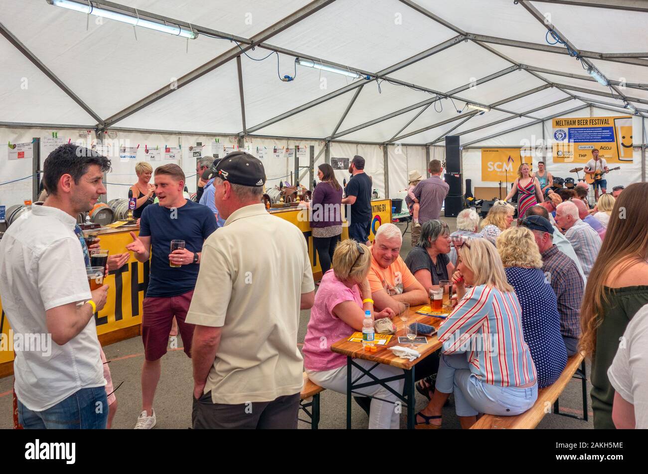 Bierzelt am Meltham Bier Festival im April 2019, Meltham, Holmfirth, West Yorkshire, England, Großbritannien Stockfoto