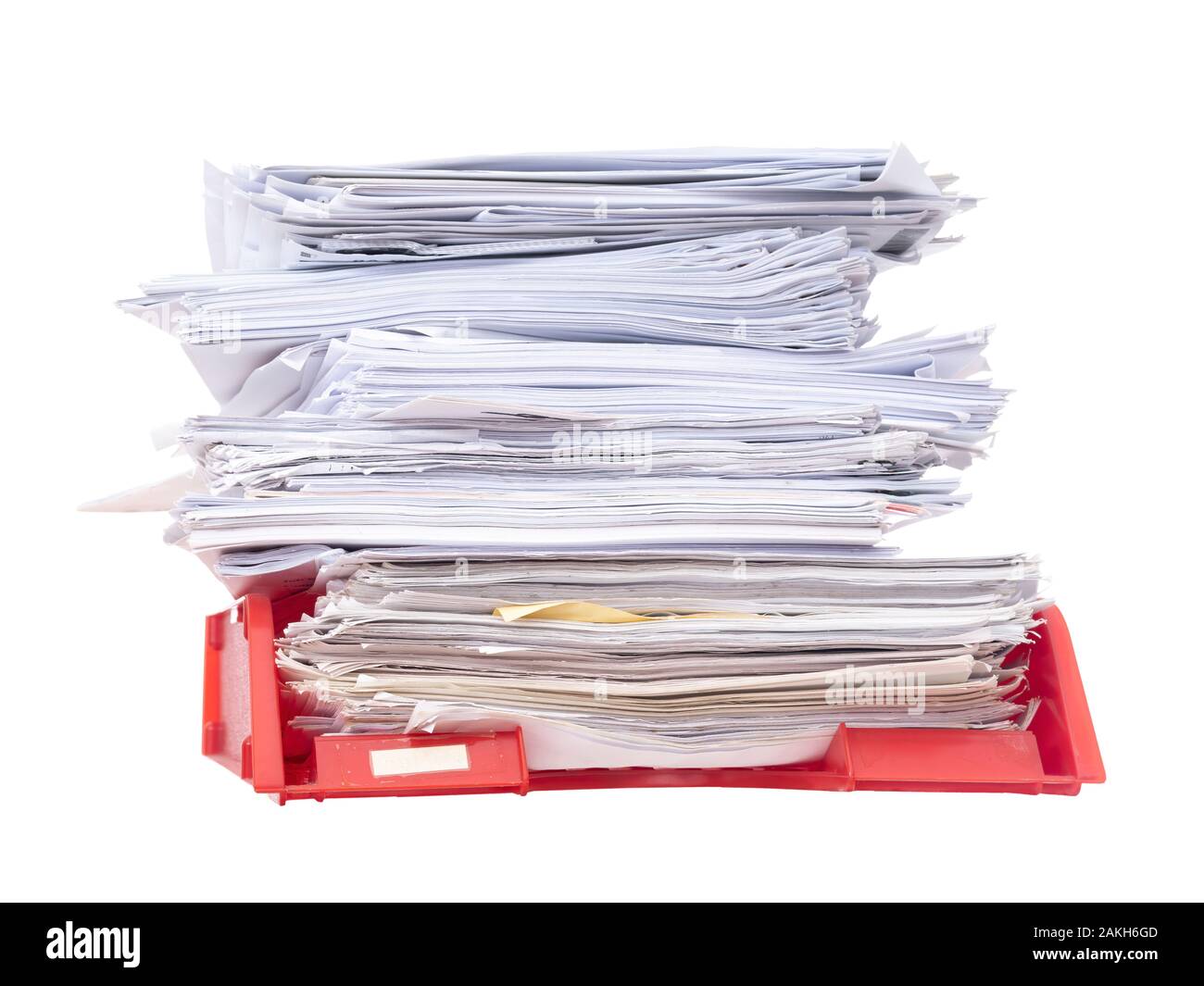 Office Papier Briefablage auf weißem Hintergrund. Viel Schreibarbeit, Arbeit, Bürokratie. Verwaltung Konzept. Stockfoto