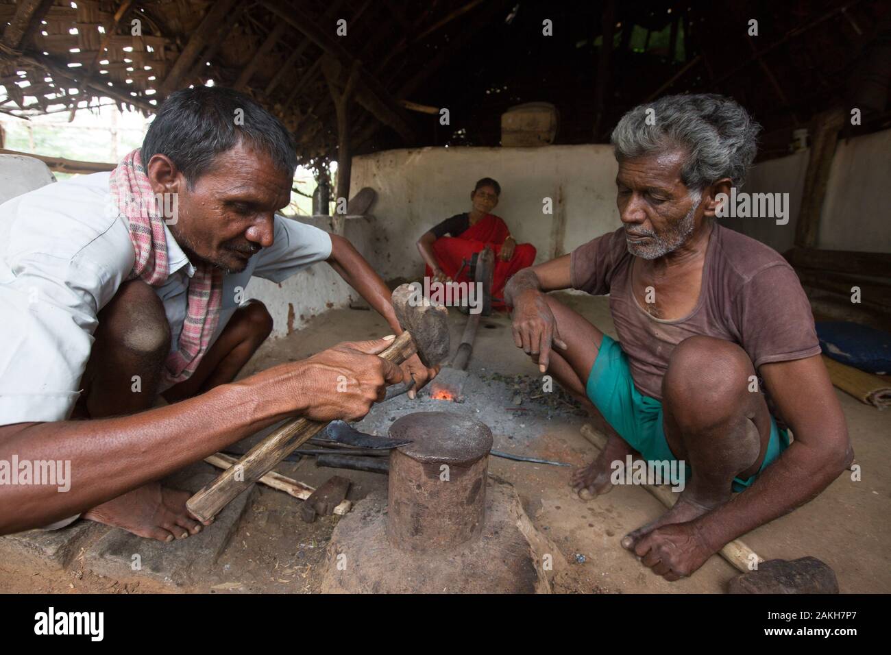 Bildunterschrift: Rajashetty, die Kinderlähmung beauftragt, früh im Leben, ist eine selbständige Schmied. Er ist hier dargestellt, zusammen mit zwei seiner Familie Mitglied Stockfoto