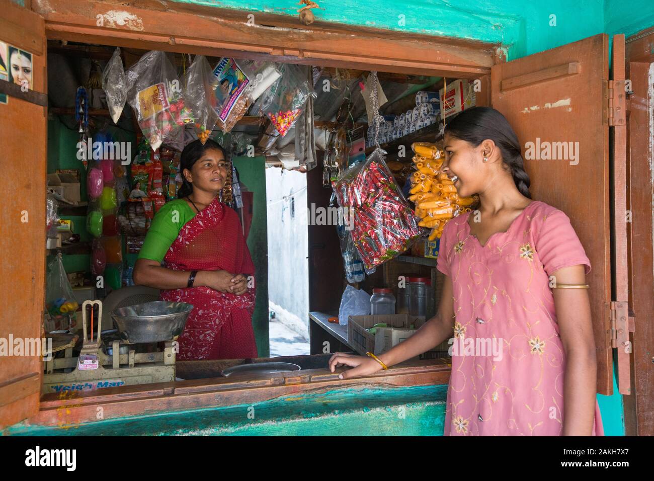 Bildunterschrift: Mit einem Darlehen von ihrer örtlichen Selbsthilfegruppe (SHG), Shivamma hat einen kleinen Shop einrichten, um die Kosten im Zusammenhang mit ihrer Tochter Sara Abdeckung Stockfoto