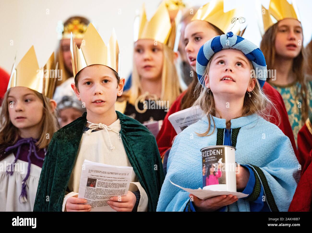 Mainz, Deutschland. 09 Jan, 2020. Die carol Sänger singen am Empfang in der Staatskanzlei. Die carol Sänger aus Rheinland-pfalz wird vom Premierminister in der Staatskanzlei empfangen werden. Das Motto der Aktion ist "ein Segen, ein Segen. Frieden! Im Libanon und in der ganzen Welt". Credit: Andreas Arnold/dpa/Alamy leben Nachrichten Stockfoto