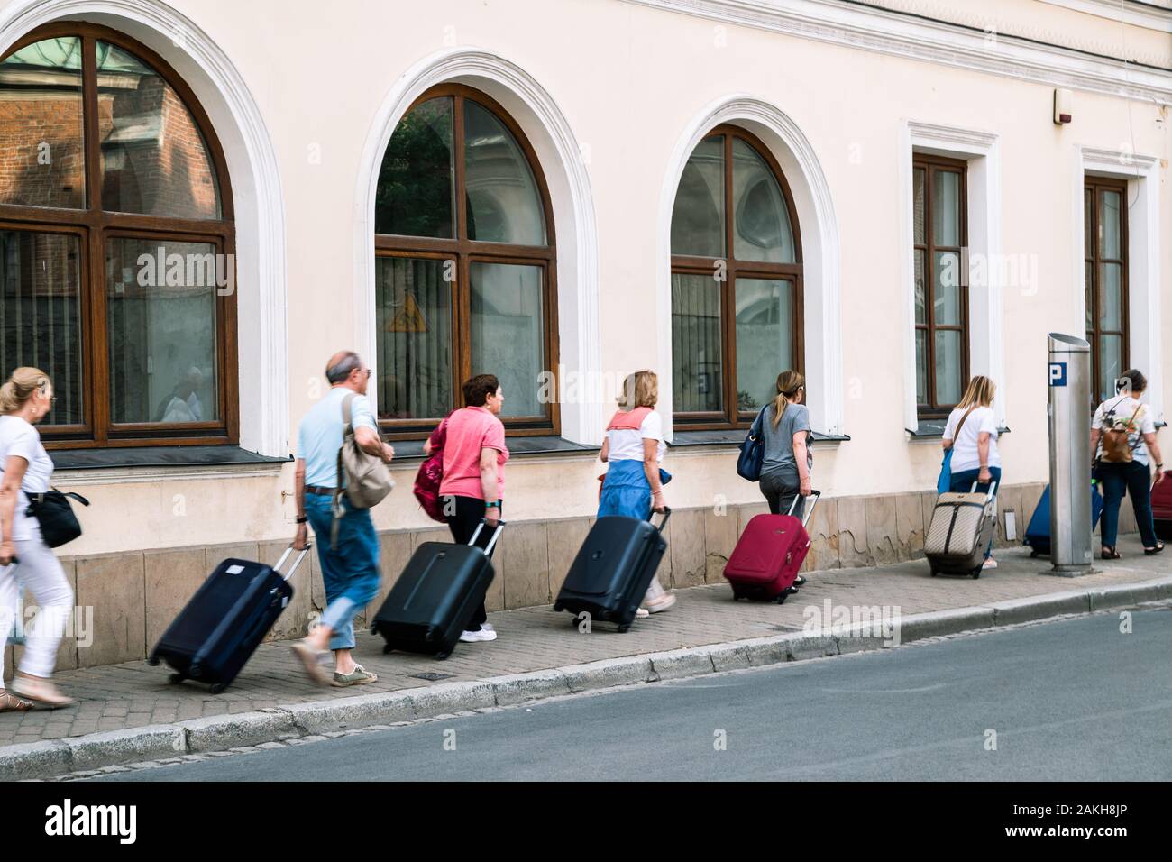 Krakau, Polen - 15. Juni 2019: Reisende Koffer tragen im Old Town street Stockfoto