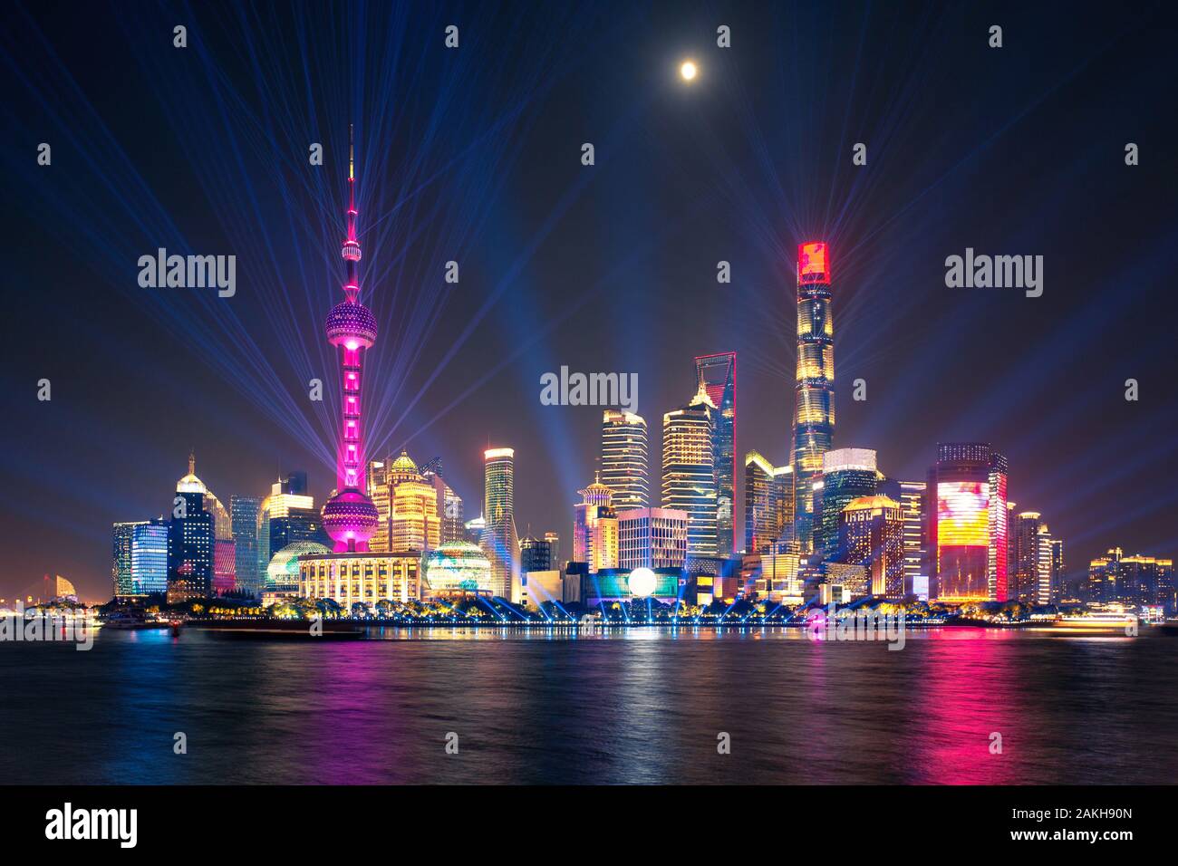 Lasershow über die Skyline und den Fluss Huangpu Lujiazui, Shanghai, China Stockfoto