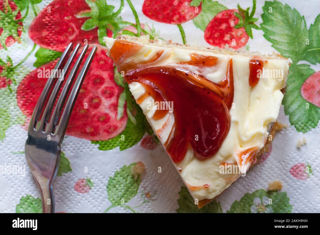 Stück M&S Strawberry & Cornish Clotted Cream Kuchen auf serviette Serviette mit Gabel bereit zu essen Stockfoto