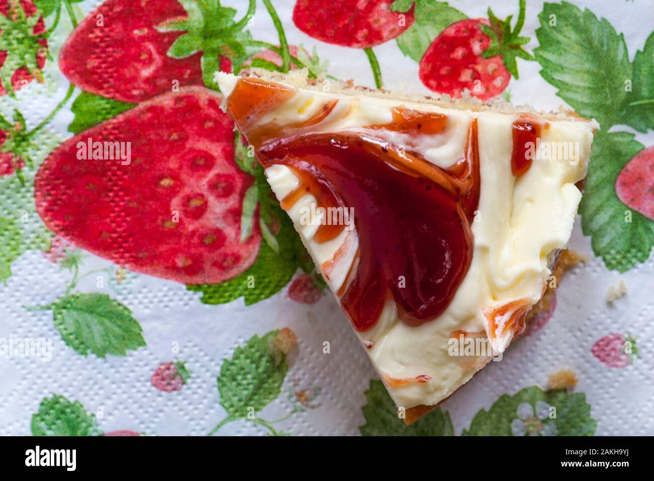 Stück M&S Strawberry & Cornish Clotted Cream Kuchen auf serviette Serviette Stockfoto
