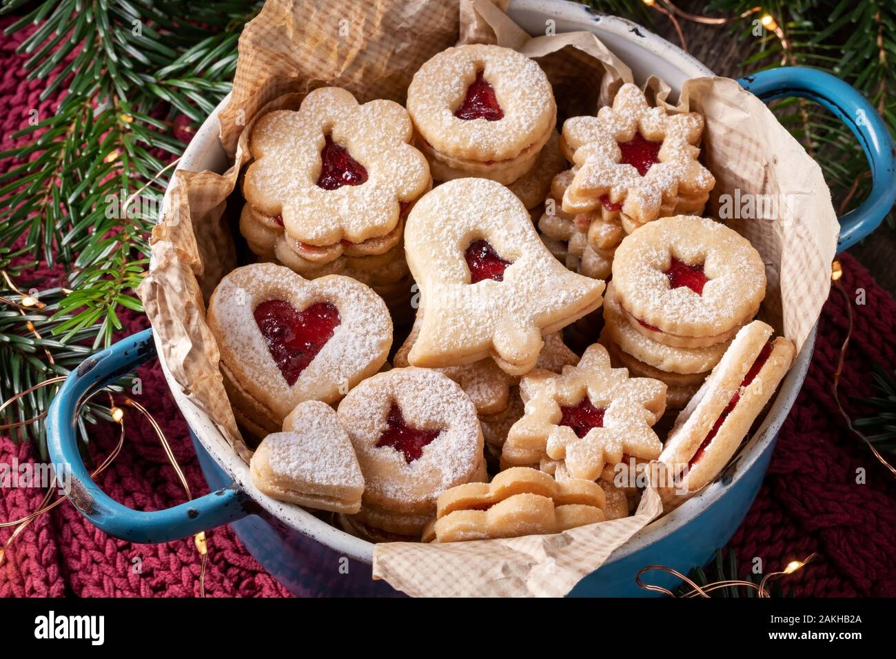 Linzer Weihnachten Kekse mit Marmelade gefüllt und mit Puderzucker bestäubt Stockfoto